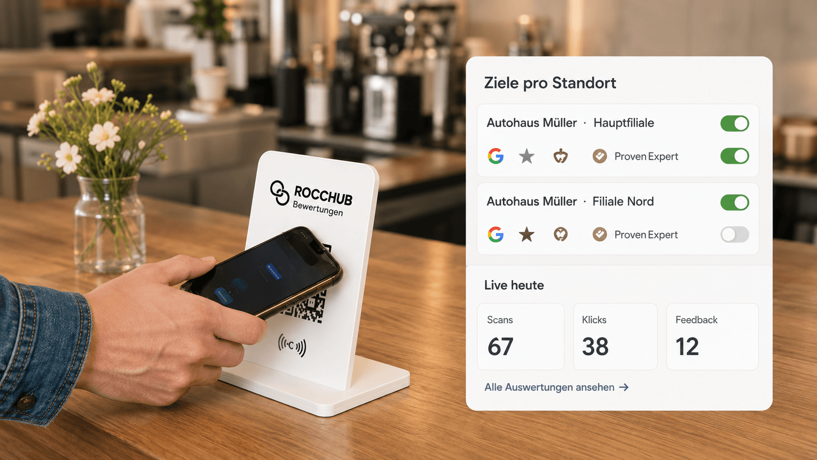 Eine Hand hält ein Smartphone und scannt den QR-Code auf dem ROCCHUB Aufsteller
